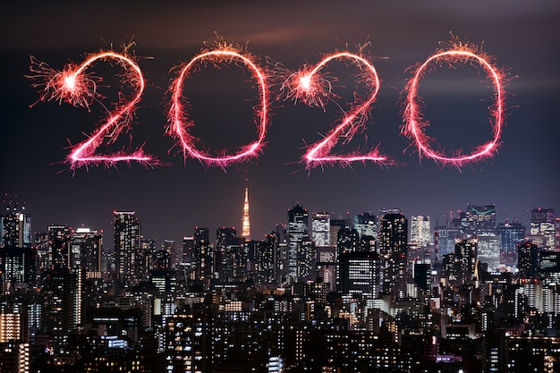 Fuegos artificiales de feliz año nuevo 2020 sobre el paisaje urbano de Tokio en la noche, Japón