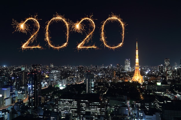 Fuegos artificiales de feliz año nuevo 2020 sobre el paisaje urbano de Tokio en la noche, Japón