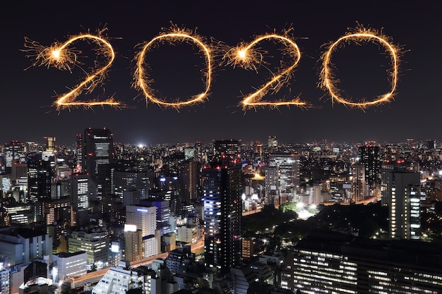 Fuegos artificiales de feliz año nuevo 2020 sobre el paisaje urbano de Tokio en la noche, Japón