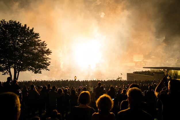 Fuegos artificiales en el festival por encima de la gente por la noche.