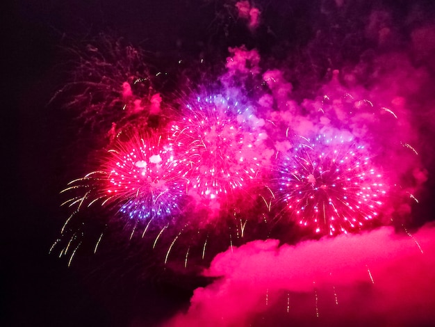 Fuegos artificiales festivos en el cielo por la noche - celebración navideña