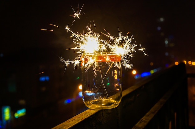 Fuegos artificiales festivos de Navidad en la noche