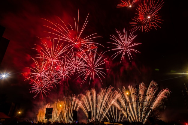 Foto fuegos artificiales festivos rojos y amarillos. festival internacional de fuegos artificiales rostec