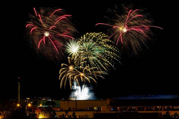 Fuegos artificiales en las fiestas nocturnas de la ciudad