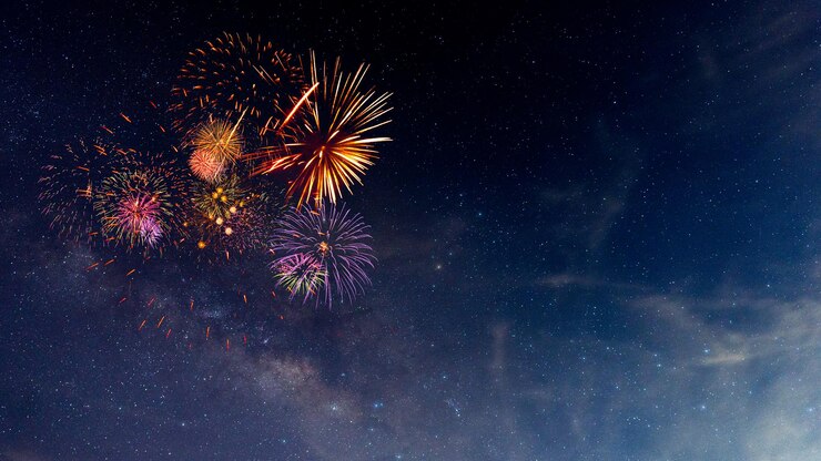 Fuegos artificiales con un fondo borroso de la Vía Láctea
