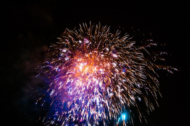 Foto fuegos artificiales iluminan el cielo con deslumbrante pantalla.