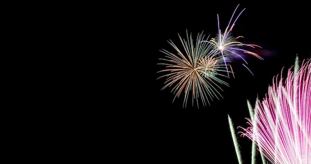 fuegos artificiales, increíble juego de luces en el cielo