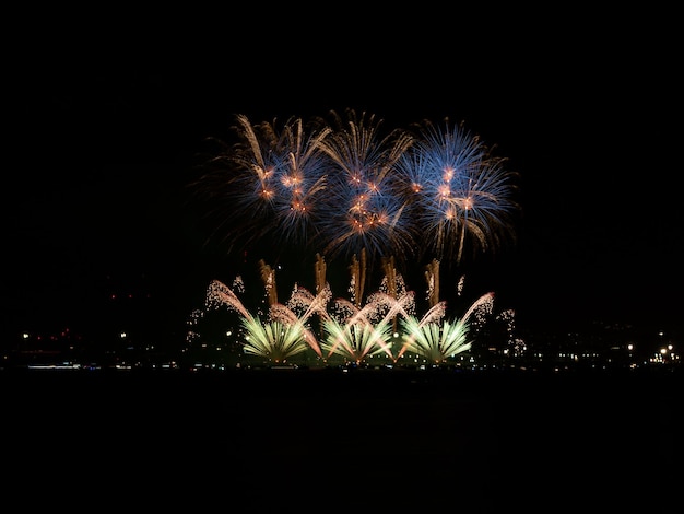 Fuegos artificiales junto al mar inauguración de la ciudad fiesta Agosto Feria de Málaga