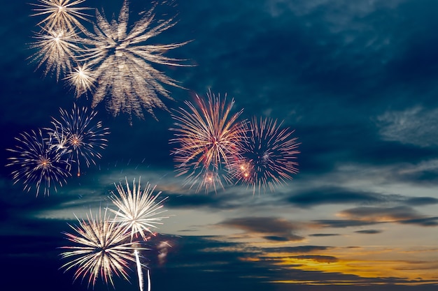 Fuegos artificiales navideños hermosos