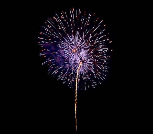 Foto fuegos artificiales en la noche aislados sobre un cielo oscuro para celebrar la víspera de año nuevo y una ocasión especial en días festivos