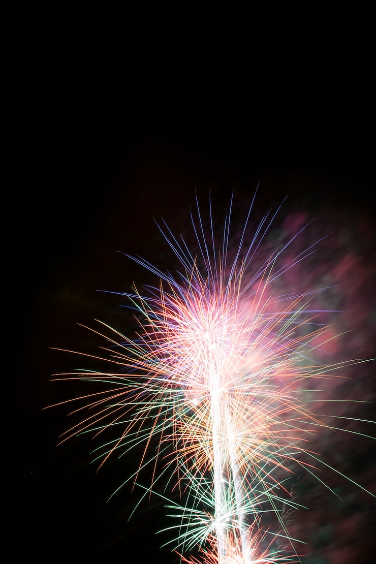 Foto fuegos artificiales en la noche, castillos de fuego con espacio para su texto