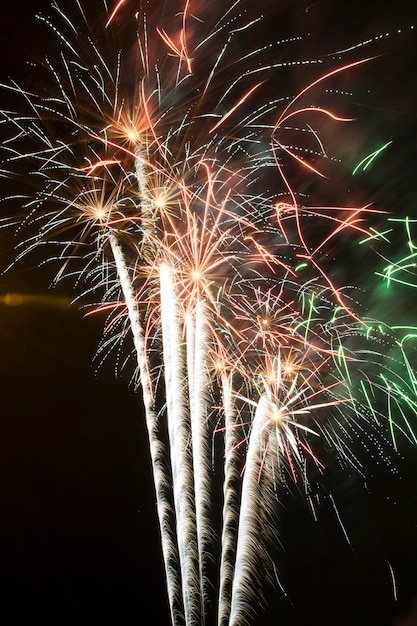 Fuegos artificiales por la noche, castillos de fuego.