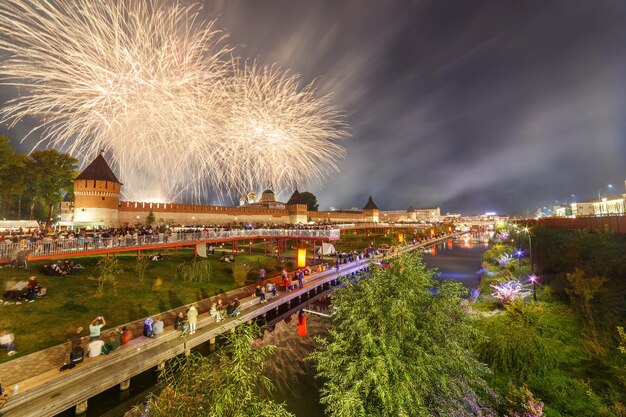 Fuegos artificiales de la noche de verano sobre el kremlin al final del día de la ciudad en Tula Rusia