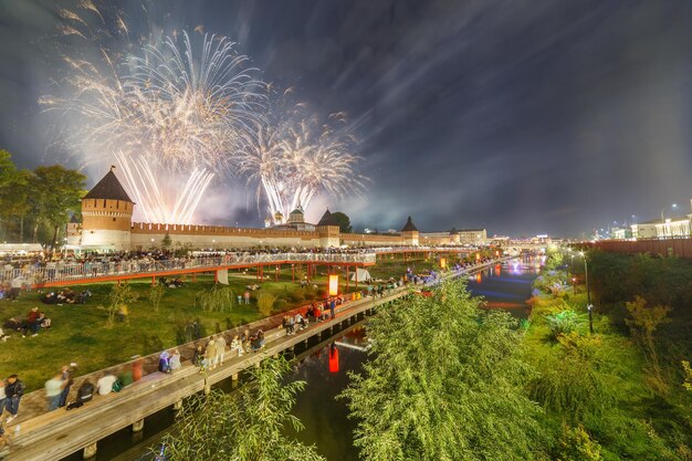 Fuegos artificiales de la noche de verano sobre el kremlin al final del día de la ciudad en Tula Rusia