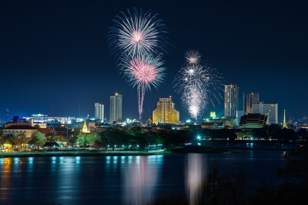 Fuegos artificiales en el paisaje urbano en la noche