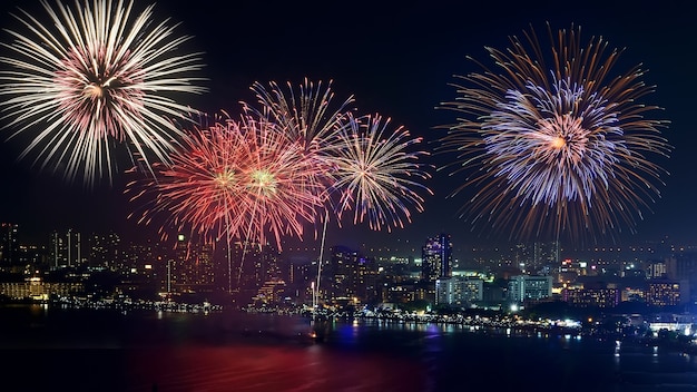 Fuegos artificiales de Pattaya y la playa