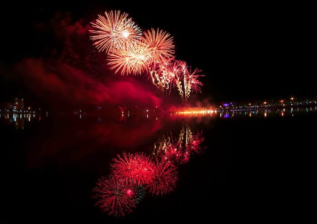 fuegos artificiales y reflejo de agua