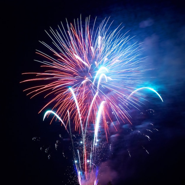 Fuegos artificiales, saluda con el cielo negro