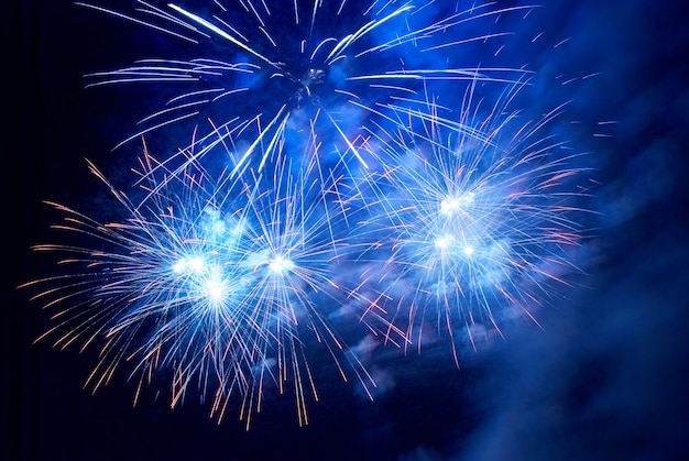 Fuegos artificiales, saludo con el fondo del cielo negro