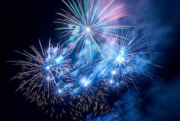 Fuegos artificiales, saludo con el fondo del cielo negro