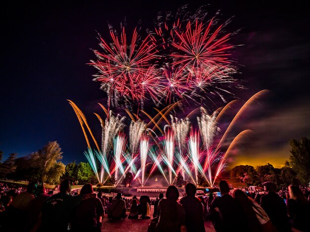 Los fuegos artificiales con silueta de auditorio