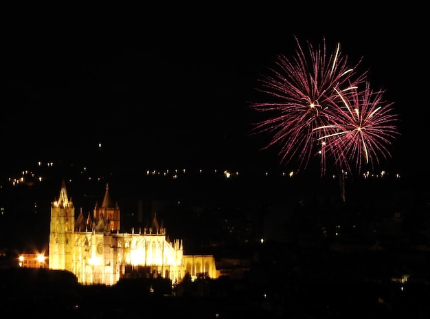 Fuegos artificiales sobre el cielo de la Catedral de León