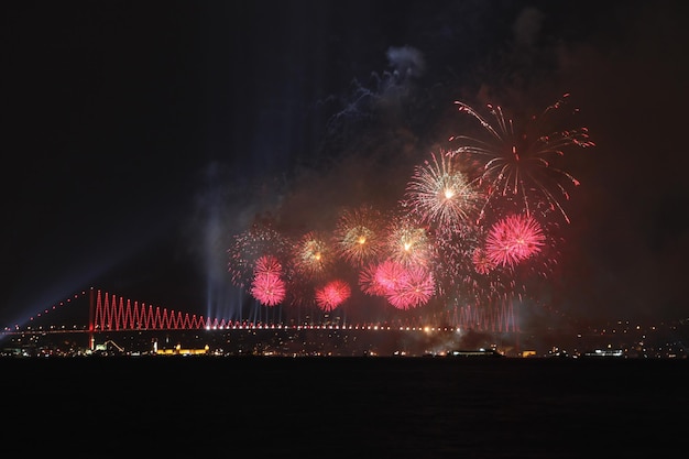 Fuegos artificiales sobre el estrecho del Bósforo Estambul Turquia