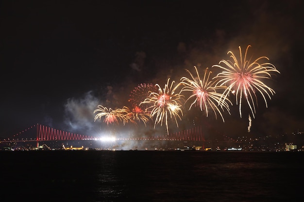 Fuegos artificiales sobre el estrecho del Bósforo