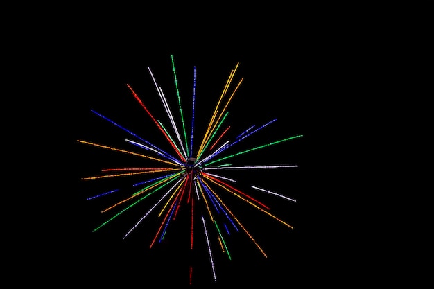 Fuegos artificiales sobre fondo negro