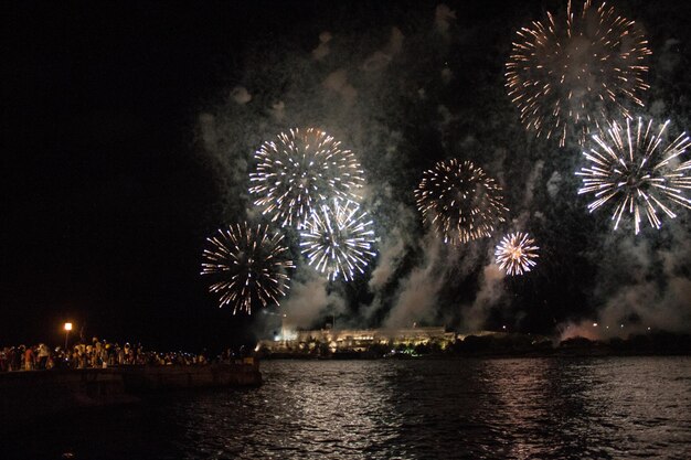 Fuegos artificiales sobre la Habana Feliz año nuevo