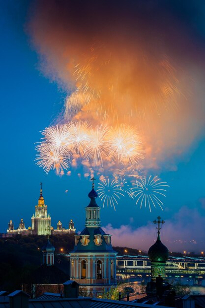 Fuegos artificiales sobre el monasterio de San Andrés frente a la Universidad Estatal de Moscú desde el mirador de la Academia de Ciencias de Rusia.