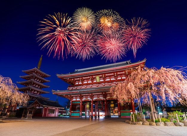 Fuegos artificiales sobre el templo de Asakusa en la noche en Tokio, Japón