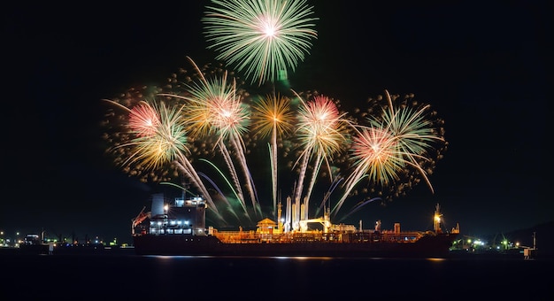 fuegos artificiales y transporte marítimo por la noche