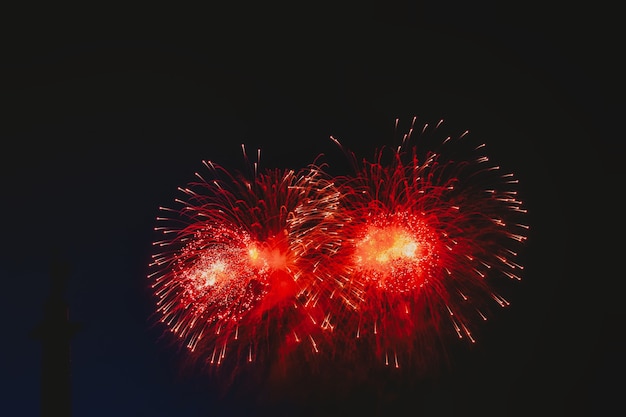 Fuegos artificiales de vacaciones con chispas, estrellas de colores y nebulosa brillante en el universo del cielo nocturno negro, cometas. Increíble exhibición de fuegos artificiales de colores de belleza en la celebración, que se muestran en la ciudad. Celebre los fondos