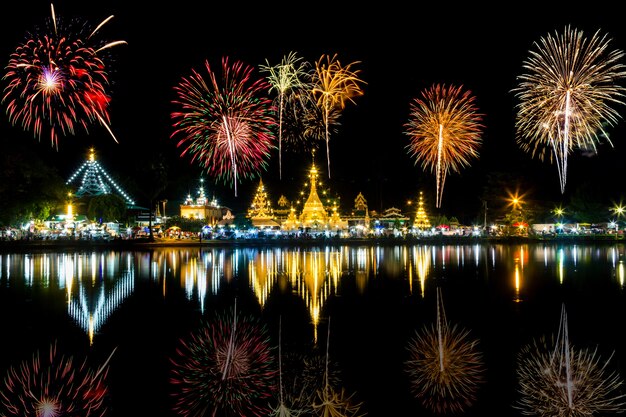 fuegos artificiales en Wat Chong Klang.Mae Hongson