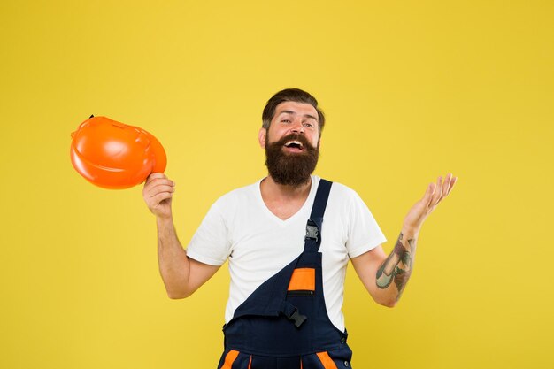 Fühlen Sie sich erleichtert Endlich Engineered Environment Trend Builder Hard Hat Verbesserung und Renovierung Brutaler Baumeister Bärtiger Typ Arbeiter auf gelbem Hintergrund Engineer Builder Uniform Wohnkultur