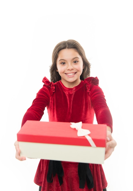 Fühlen Sie sich so aufgeregt Kleines nettes Mädchen erhielt Weihnachtsgeschenk Beste Spielsachen und Weihnachtsgeschenke Kid kleines Mädchen im eleganten Kleid halten Geschenkbox weißen Hintergrund Kind aufgeregt über das Auspacken ihres Geschenks