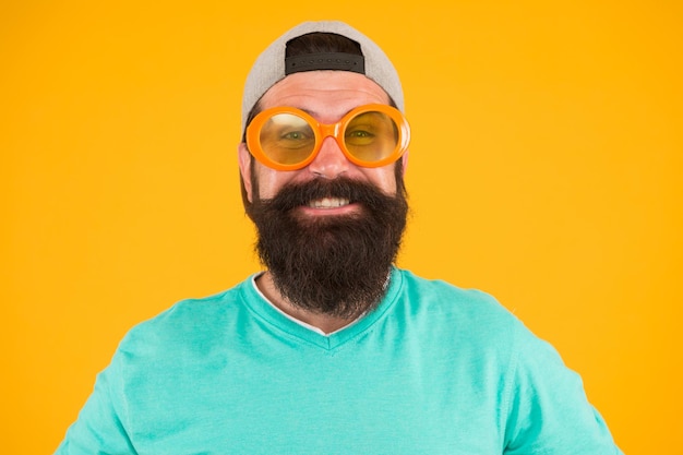 Fühlen Sie sich voll aufgeregt. lustiger Mann, der Spaß hat. bärtiger Kerl in Partybrille. genau wie freak. er wird verrückt. sommer männliche mode. glücklicher lächelnder Hipster. Spaß und Unterhaltung. lässiges Hipster-Outfit.