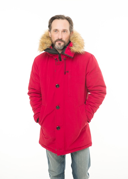 Fühlen Sie sich warm und bequem. Bärtiger Mann mit Kapuzenjacke. Ein stylisches Winterkleidungsstück schützt ihn vor Kälte. Reifes Modemodell im Stil des kalten Wetters. Wintergarderobe für Senioren.