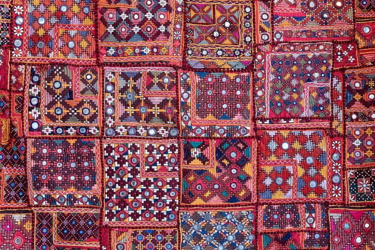 Führen Sie alten bunten Flickenteppich in Indien einzeln auf