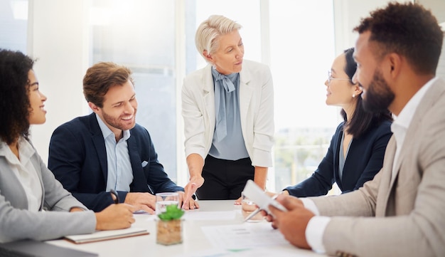 Führendes Geschäftstreffen und glückliche Menschen, Teamarbeit, Zusammenarbeit oder Zusammenarbeit bei Planungsideen oder Agenturarbeit. Brainstorming-Gruppen-Diversity-Projekt und Vorstandsteam arbeiten gemeinsam am Plan