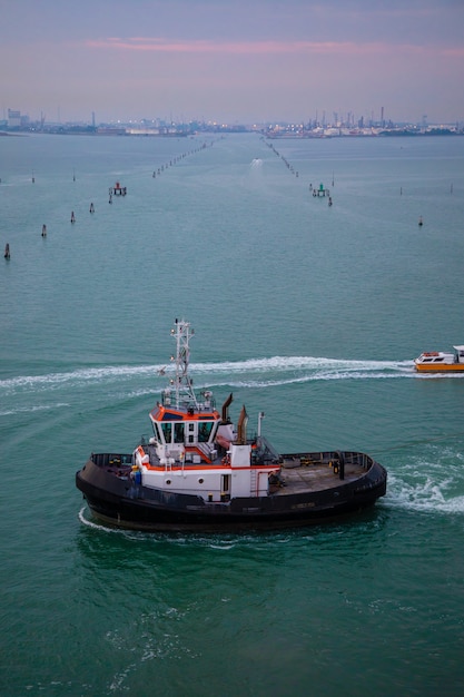 Führendes Kreuzfahrtschiff des kleinen Transitschiffs von Venedig