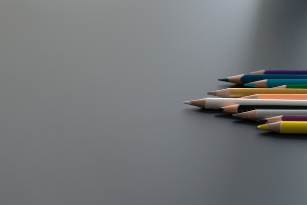Führung Geschäftskonzept. weiße Farbe Bleistift führen andere Farbe auf schwarzem Hintergrund