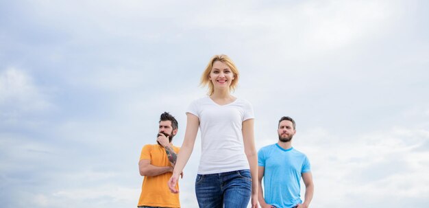 Führungskonzept Frauen vor Männern fühlen sich selbstbewusst Vorwärtskommen unterstützen männliches Team Was erfolgreiche weibliche Führungskräfte ausmacht Girl Leader-Qualitäten besitzen von Natur aus einflussreiche weibliche Führungskräfte