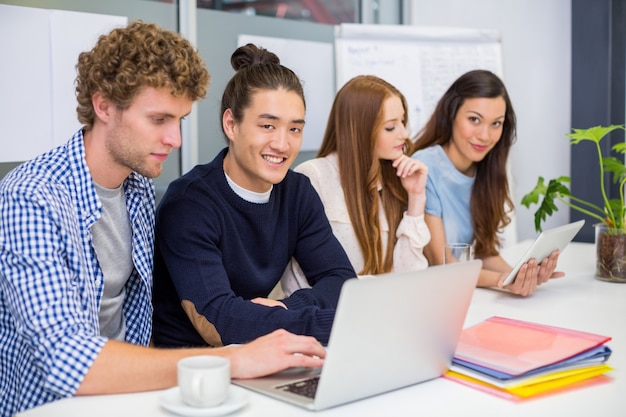 Führungskräfte, die im Büro arbeiten