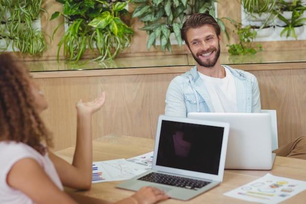 Führungskräfte, die mit dem Laptop interagieren