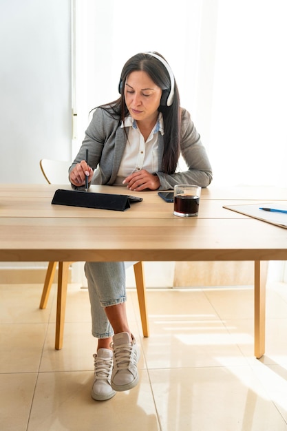 Foto führungskraft mittleren alters, die zu hause arbeitet