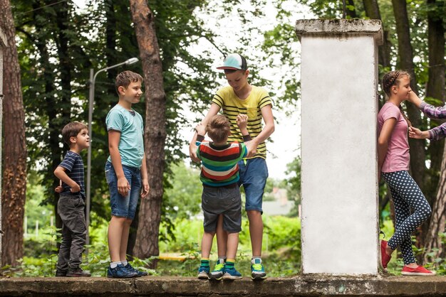 Fülle Länge glücklicher Freunde, die gegen Bäume stehen