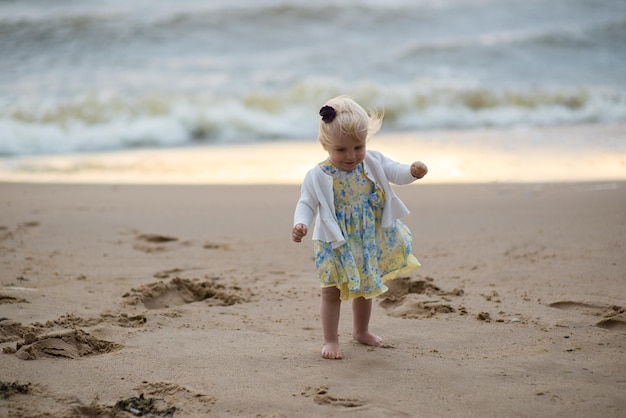 Fülle Länge von Baby-Mädchen am Strand