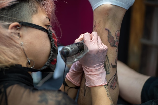 Füllen Sie das Tattoo-Design mit Farbe